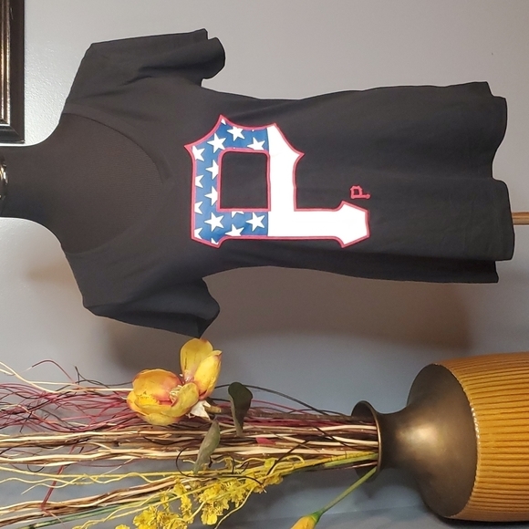 MLB Tops - Pittsburgh Pirates Women's V Neck T Shirt Size Large NWOT